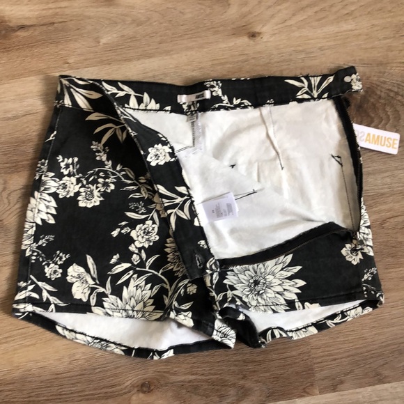Brand New Floral Shorts - Picture 5 of 8